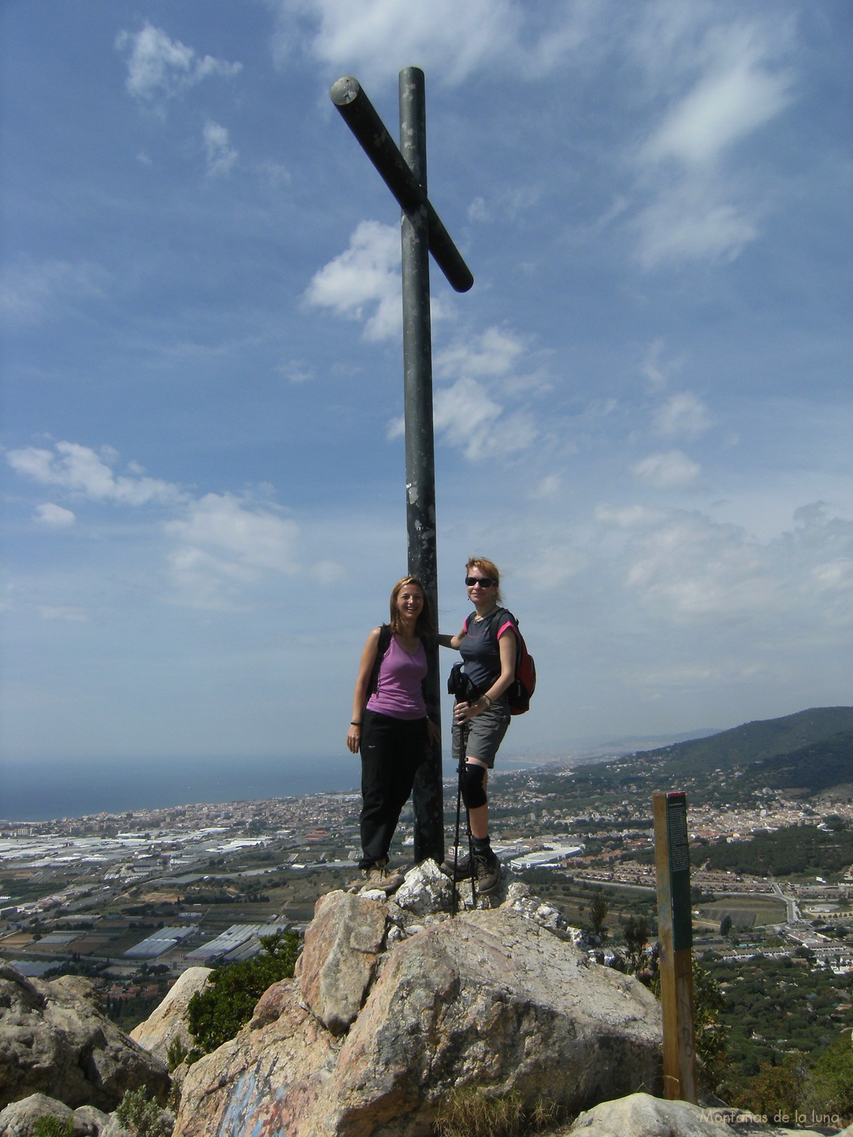 Xenia y Anna en la cima del Montcabrer, 315 mts.